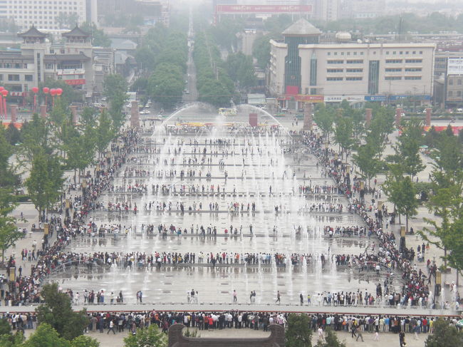 大雁塔から<br /><br />噴水公園。<br />みんなビッショリ。