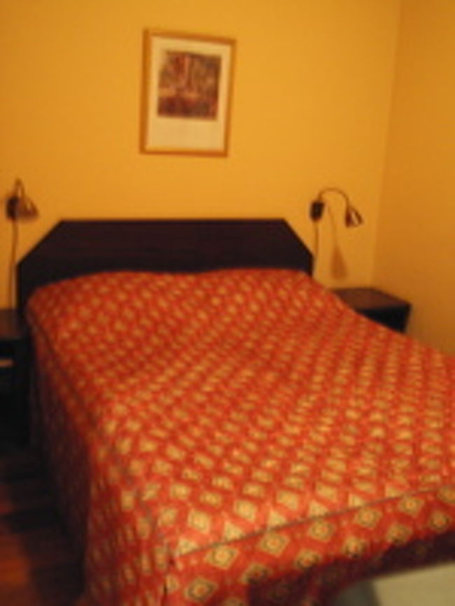 このホテルは一泊14000円ちょっとで、しかもメイン通りのすぐそばでかなり便利な立地なのでオスロのホテルにしてはかなり安い方。<br />だから行く前はホテルに期待しないようにしてました。<br />でも実際はすごくいいホテルで、期待していなかったぶんすごくうれしかった。<br />私の部屋は502号室。<br />部屋に入ると、そんなに広くはないけどなぜかほっとするような雰囲気でした。<br />ポットとお茶のセットももちろんあります。<br />そしてテレビがNOKIAでした。<br />でも私の部屋はバスタブがなくて少し残念。