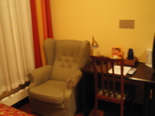 ソファがあるだけですごく嬉しくなる。<br />ただ、安いだけに若いひとや品行の悪い人達も少なからずいて、夜中に騒いだりして眠れないことが一度だけありました。<br />他の人が注意したようですが、酔っぱらった男性は大声で騒ぎ続け、その友達がなだめすかしてどうにか収まりました。<br />それと、唯一の悪いところは、防音がよくないのか、隣の部屋の音が結構聞こえてしまう。<br />うるさいほどじゃないんだけど、ちょっと気になったので耳栓を買いました。<br />それと、部屋に冷蔵庫がなかくて愕然としたのですが…これはその分値段と他の部分でカバーできていると思います。