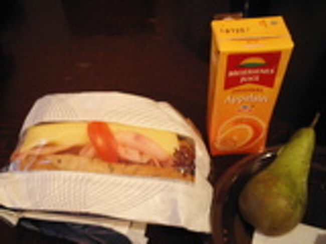 朝ご飯です。<br />ホテル公式サイトでの説明は「Breakfast is delivered on your door within 06.30.a.m.」（朝食は朝6時半までにあなたのドアへお届けします）と書かれていました。<br />朝5時半過ぎ、なにやら外でごそごそ音がする。<br />ちょっと目が覚めたものの、しばらくうとうとして6時過ぎくらいに外へ出てみると、ちゃんと朝ご飯が届けられてました。ドアに。<br />見渡すと、他のドアにも白い袋がズラズラズラーとぶらさがっていておもしろかった。<br />中身はチーズとハムのサンドイッチと、洋梨、100％オレンジジュース。<br />時々洋梨がりんごに変わったりしました。<br />サンドイッチは具がたっぷり入って、なによりパンがおいしい〜。<br />洋梨はどうやって皮むくんだろう？と思ったけど、皮ごとかじってみたら食べられたので皮ごと食べちゃいました。おいしかった。<br />ホテルを予約するときはこんな朝食さみしいなぁと思っていたのですが、実際に体験してみるとこれがすっごくいい。<br />着替えなくてもいいから楽ちんだし、レストランまで行かなくて済むから時間もかからない。<br />部屋でパジャマのままぼけっとテレビ見ながらのんびり朝ご飯食べてました。 