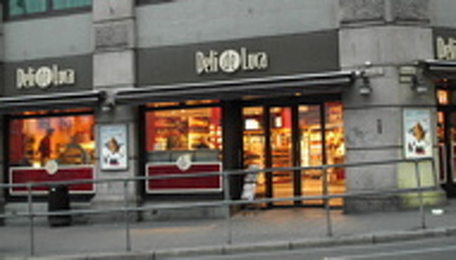 一階にはコンビニとデリが合体したお店、"Deli de Luca"もあって、旅行者には十分すぎるほど便利。<br />レジ脇にスシやヤキソバ、カレー、パイ。キッシュなどの総菜類とケーキやパイ、マフィンなどのスイーツがたーくさん売っています。<br />カフェにはやや劣るけど、コンビニのファーストフードよりもしっかりとした食事が売っている感じかな？<br />しかもセルフのコーヒーメーカーもあって買っている人が多かった。<br />