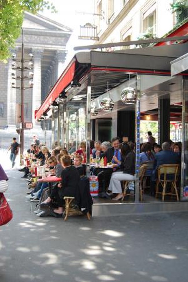 旅行3日目、レンタサイクル「ベリブ」に乗ってモンマルトルの坂を下りサンラザール駅へと翌日のTGVの切符を買いに。（乗るのは北駅からだが、国鉄の駅でならどこででも買えるので）<br />切符の購入を済ませ、ふたたびベリブでマドレーヌ方面へ。<br />過去2回のパリ旅行で4回ほど訪れたカフェ・マドレーヌ。<br />なんだか改装されて綺麗になっていました。