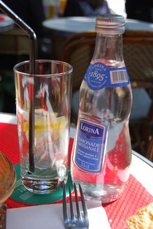 喉が渇いたのでまずレモネードを注文。