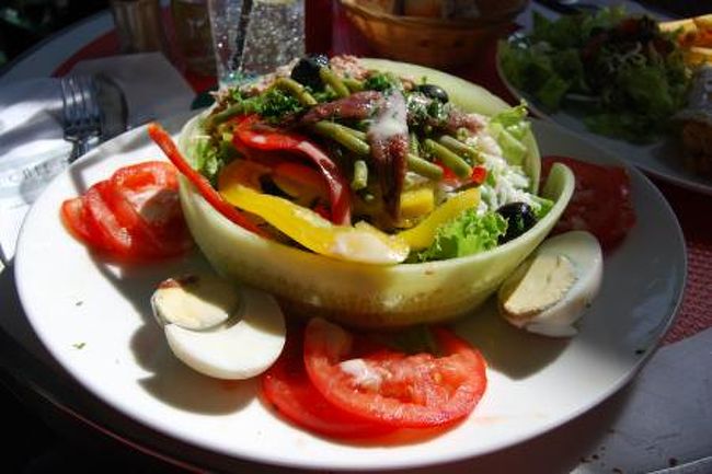 そして、毎回頼んでいたお気に入りのコンビネーションサラダを今回も頼んだのだが、今までは豪快に野菜と水煮のツナ（←ここがポイント。オイル漬けツナではなく水煮なのでサッパリとしてGood）が盛られていたのだけど、お店が綺麗に改装されると共にコストが見直されたのか、それとも物価高の影響なのか、キュウリで囲んだりして盛り付けがオシャレになった分、ボリュームも40％くらいダウン。<br />アンチョビもパプリカもすべて少なくなっていた。<br />残念。<br />昨年は他に何も頼まなくてもこのサラダだけでも2人くらいのお腹を満たすだけの量はあったのに。<br />しかしお値段据え置き15ユーロ。<br />割高すぎる。