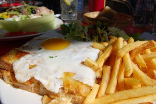 ダンナが注文したクロックムッシュ。<br />こちらはお値段も雰囲気もあまり変わった様子はなし。