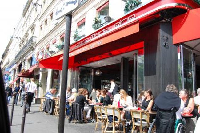 マドレーヌ寺院のまん前で、同じマドレーヌ寺院の周りにあるFORSIONよりもカジュアルな雰囲気で入りやすいせいか、いつも賑わっているお店です。<br />本当にオシャレにリニューアルされていました。<br />でもお気に入りだったコンビネーションサラダが大きく変わってしまったので、もう行きたい理由はないかな…。