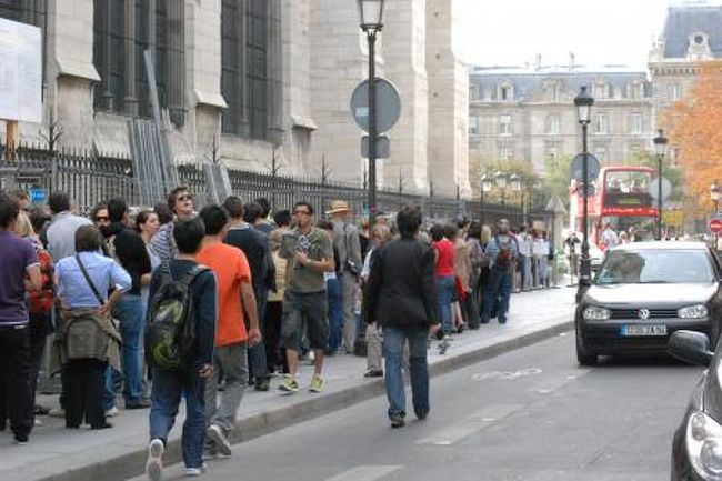 一度はノートルダムからのパノラマを体験したいと思いつつ、この行列をみるとどうしても躊躇してしまいます。<br />いつかはチャレンジ！（笑）