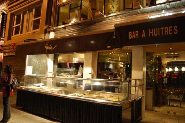 夜はサンラザール駅近くのオイスターバーにて新鮮な生牡蠣を食べることに。<br />前回の旅行の時にビストロで隣の席に座った京都マダムに「オイスターバーがあってそこが美味しいのよ」と勧められたお店。<br />お店の名前は詳しく分からないと言っていて「とにかくサンラザール駅の近く」との情報だけを頼りに、恐らくはこのお店じゃないかということで、とりあえず入店。