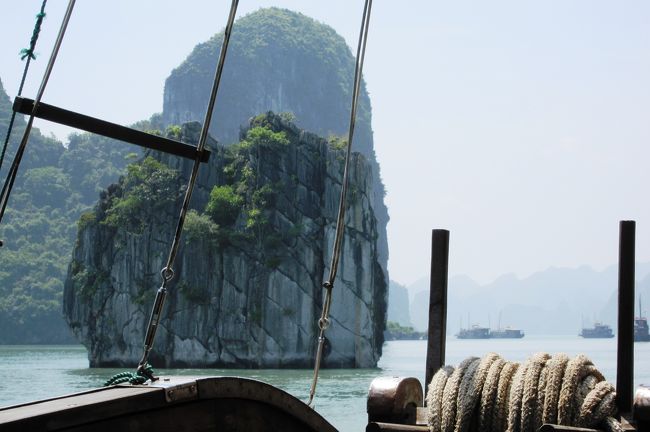 左手に面白い形の岩が見えてきました。ハロン湾の島のうち、1000箇所ほどは名前が付いているようです。この岩にも、多分名前が付いていることでしょう。