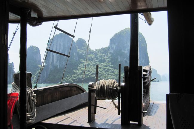 生簀があった水上マーケットは、周りは島ですが、入江のような雰囲気の場所でした。買い物と見学が終わったところで、クルージングの再開です<br /><br />