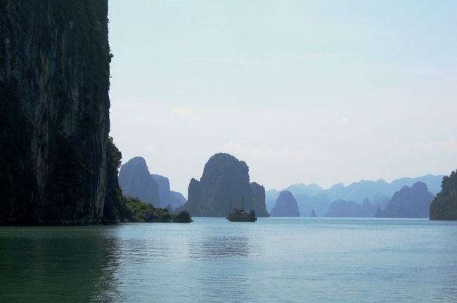 左手には扉のような島影が見えています。その先には、大小様々、近くも遠くも様々、ハロン湾の絶景が広がっていました。