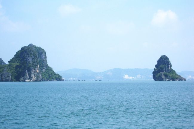 視界が開けた場所に出てきました。この後も、ハロン湾の見所が満載でした。船の厨房では昼食の準備が進んでいました。