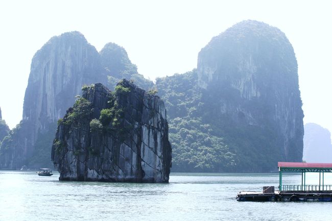 鍾乳洞の見学を終えて、次に向かったのは水上マーケットです。生簀に入った魚やカニ、エビなどは、船の中で調理して、昼食の時に出してくれるとの説明でした。