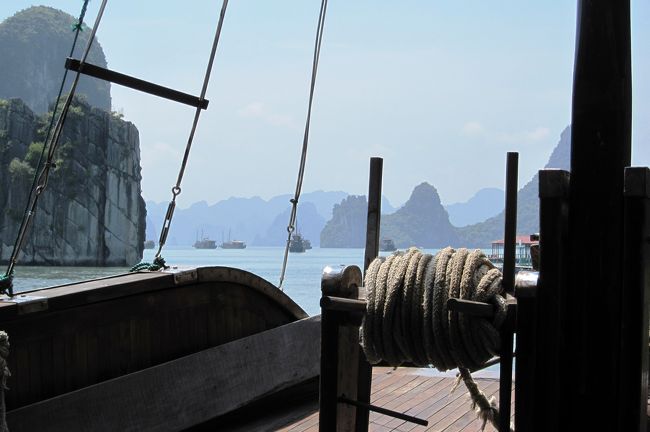 見どころ満載のクルージングですから、食事の準備が出来るまでは、デッキに出て見学です。海の桂林は、見飽きることがありません。