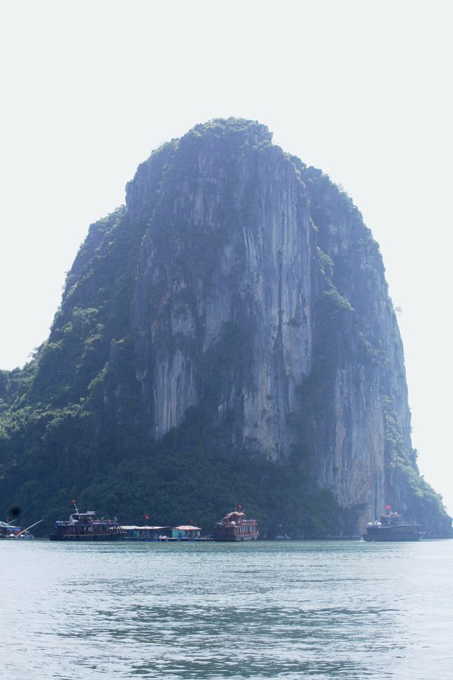 この島は、何の変哲もない形の島です。それでも、きっと名前が付けられているに違いありません。写真は逆光になってしまいました。