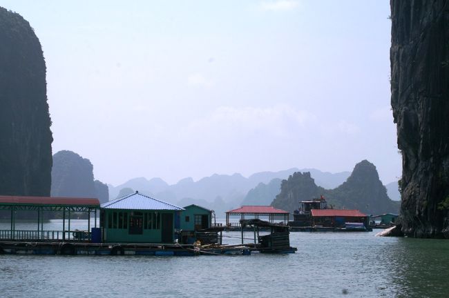 水上マーケットに入る扉のような、一対の岩山です。変化に富んだ景色が目の前に現れました。水上マーケットは、何箇所もあるようです。