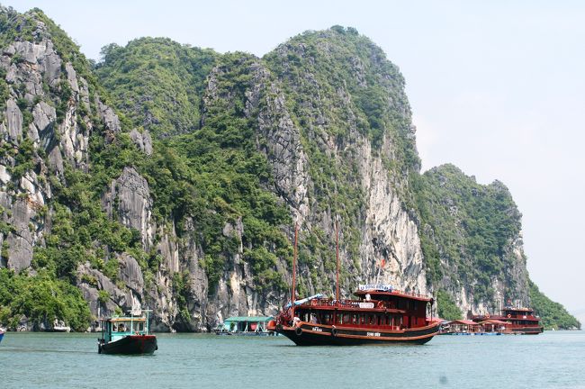 水深があり、停泊するのに適した場所でしょうか、何艘もの船の姿がありました。崖の下には施設のようなものが見えます。やはり、市場マーケットでしょうか。