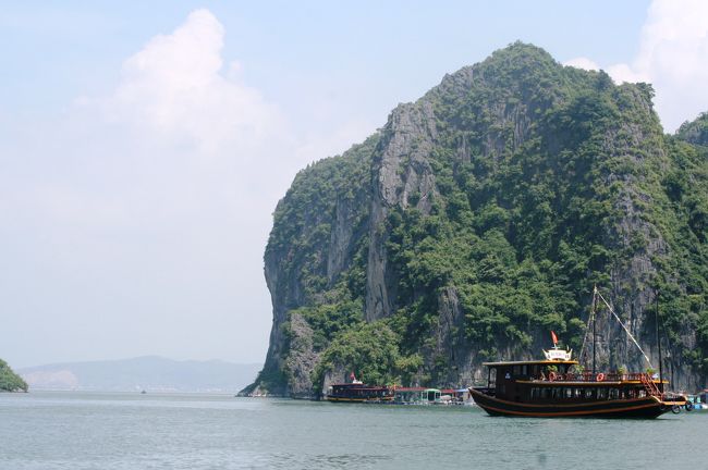 右側の岩山のアップです。島影に当たるような場所に、水上マーケットが並んでいました。旅行社や船会社によって、それぞれ贔屓のマーケットがあるかもしれません。