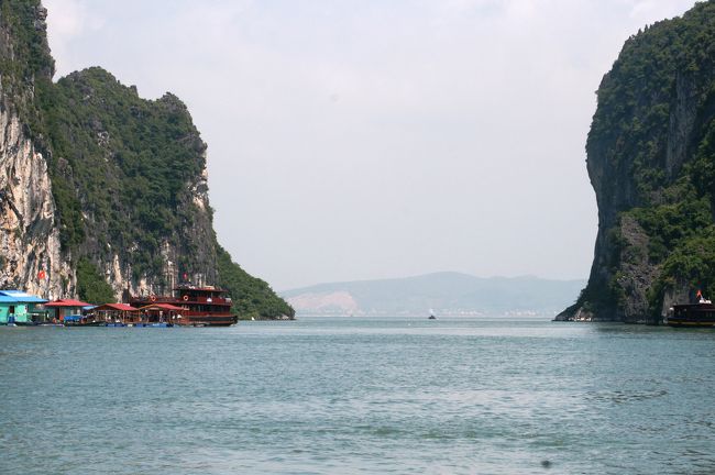 左右から岩山が迫り、水路が狭くなった場所です。元々は左右の島は一体であったものが、伸縮によって通路が出来たように想像されます。裾の方の曲線が、そのことを物語るようです。