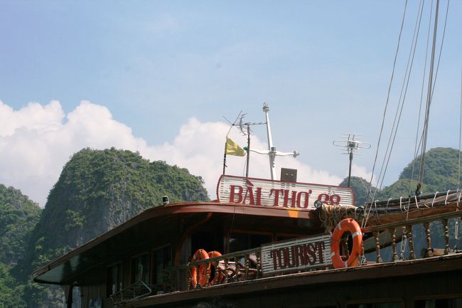 私達のツアーメンバーが乗ってきた船です。一旦船を降りて、生簀を持った水上マーケットの見学です。近海で獲れた魚介類の市場です。