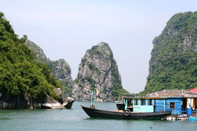 生簀があった水上魚市場周りの光景です。波一つ立たないが穏やさかで、のんびりとした海の光景でした。