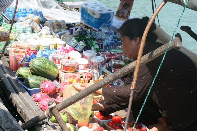 まるでスーパーマーケットの店先です。缶ビールやカップ麺もありました。商っていたのは、女性の方一人でした。