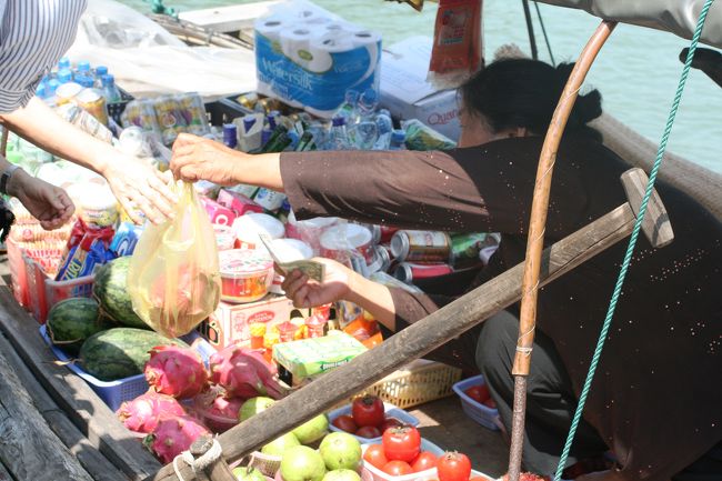 貝や魚を買う人は少なかったですが、こちらのお店は繁盛していました。ビニールの袋に入れて、お代と交換です。その下には、ドラゴンフルーツも見えました。