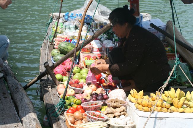 次の注文もあったようです。マンゴスチンらしい果物が袋に詰められました。大忙しの水上マーケットでした。食事前のお昼の時間も好影響したようです。