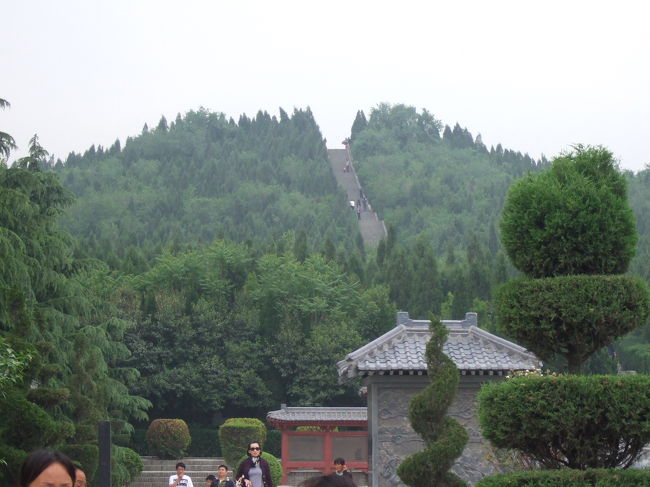 東西４８５ｍ南北５１５ｍ高さ７６ｍだそう・・・