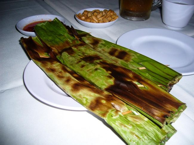 食べた♪食べた♪(番外編)：East Coast Seafood Village その2<br /><br />この笹団子みたいな食べ物は『オタオタ』。<br />＝魚のすり身のココナッツミルク蒸し、ピリ辛風味。<br />クセのある味ですが、気に入ってくれたみたいで良かった＾＾