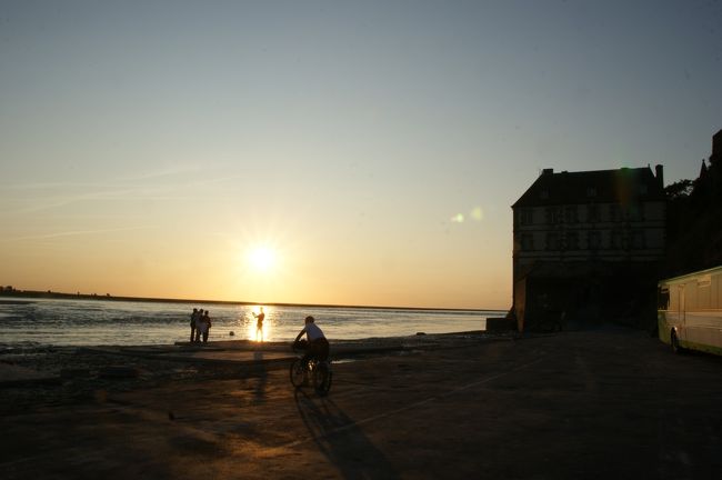 夕日が水平線に沈みます。