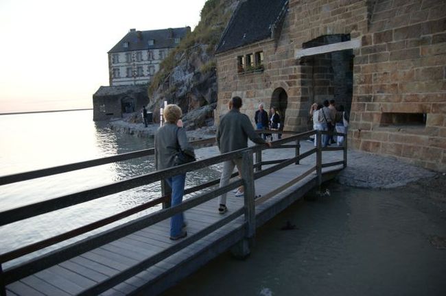 もう門の前まで水没。
