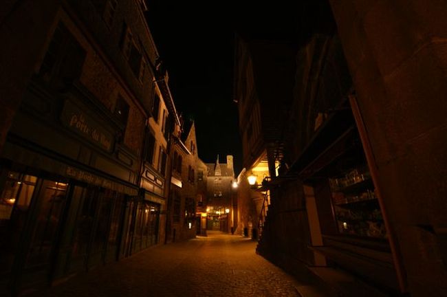 夜の１１時を過ぎると、昼の喧噪が嘘のように誰もいません。