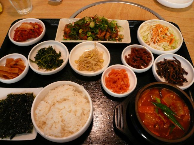 韓定食のお魚が品切れの為、替わりに牛スジの煮込みを出されました。味が良く付いていて美味しいです！！<br /><br />チゲは具沢山で色々な野菜が入っていて美味しい♪<br /><br />付け合わせのナムルもご飯が進みます☆