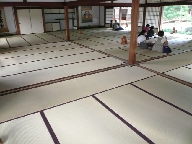 大広間からゆっくりお庭を見ることが出来ます。