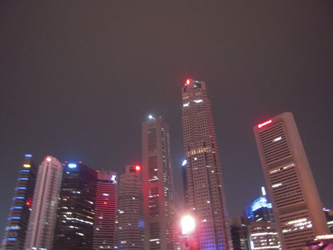その後クラークキーへ行き、ナイトクルーズを楽しみました。<br />休日より平日のほうが、ビル群の灯りが綺麗なようですね<br />この日は休日なので、ちょっと灯りが寂しいかな。