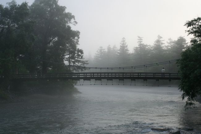 上高地は標高1500メートルあり、気候の変化の激しいところです。早朝は霧の時が多いです。しかし、夏は徐々に霧が晴れて、素晴らしい天気になることが多いです。時にはこのように、霧にけぶる風景の中に、河童橋が浮かび上がり、幻想的な風景を作りあげています。
