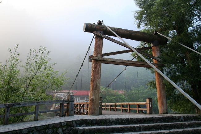 日中は多くの人でにぎわう河童橋も朝早いと、ほとんど人がいません。