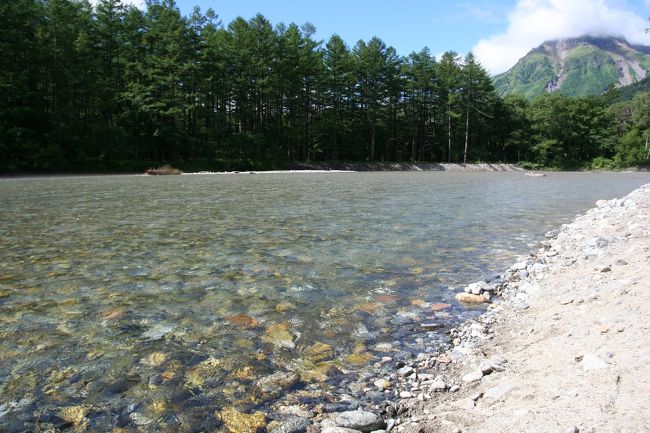 梓川の流れは大変清冽で、美しいほどです。手を浸してみると、あまりにも冷たいのに驚きました。