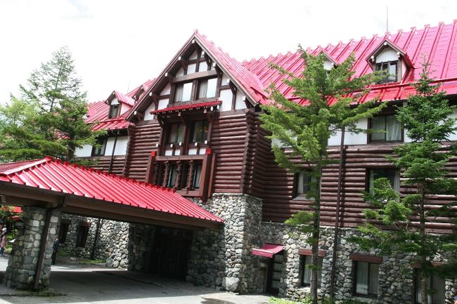 ずっと歩き通したので、大分疲れ上高地帝国ホテルののロビーでしばらく休憩しました。これは表玄関の写真です。上高地にふさわしく、なかなか立派です。