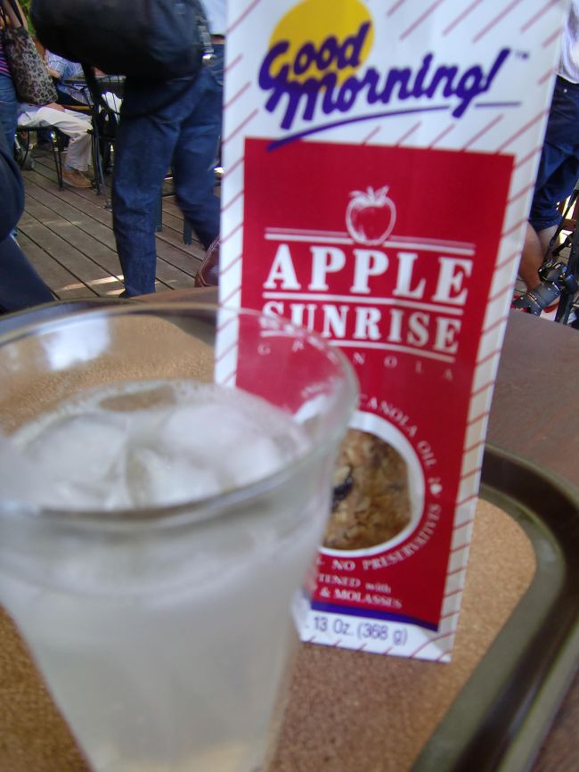 オーガニックレモネードと手づくクッキー。<br />テイクアウト頼んだら、こんな袋に<br />入れてくれました！かわいい。<br />その他、シフォンケーキやチーズケーキ<br />などいろいろあります。<br />ドリンクもハーブティーなどいろいろ。