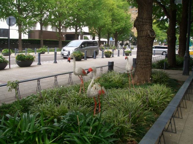 通りを歩いているとフラミンゴが！<br />もちろんニセモノです。というか夜は電気が点いてライトアップされるようです。