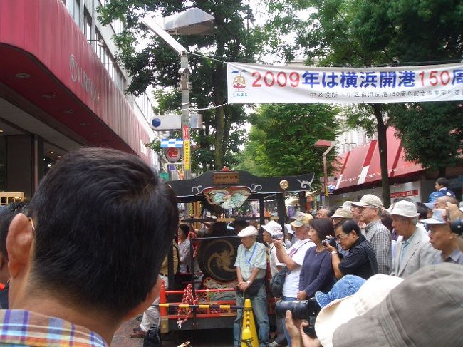 結構な人だかりでした。<br />にぎわってました。