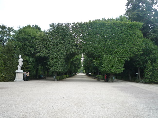 かなーり広いお庭のようです。<br /><br />庭園内には動物園だってあるんだよ！！