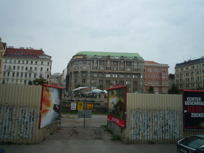 ウィーン市内<br /><br />今日は土曜ということで<br />掘り出し物市場が開催されていました。<br />