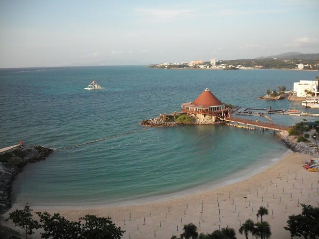 陽が西に傾き、周囲が赤く染まってくる。風呂上り、バスローブに身を包んでバルコニーから夕暮れの海を眺める。至福の時。ここで（酒が飲めれば）ビール！