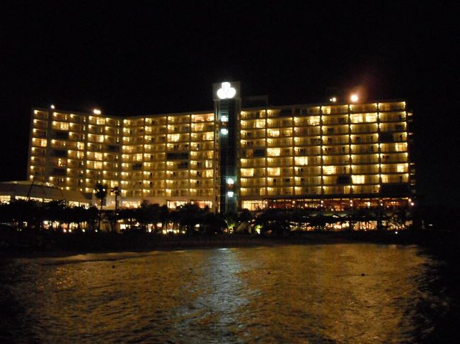 無料のマリンメニューはまだ沢山あったが、あまり参加しなかった。実は、我々夫婦の目的は真栄田岬とチービシ（ナガンヌ島）のサンゴだった。ルネッサンスオキナワに滞在中、真栄田岬に３度、チービシに１度行き、見事に復活したサンゴと熱帯魚を見てきた。写真：夜のビーチとルネッサンスホテル（写真）