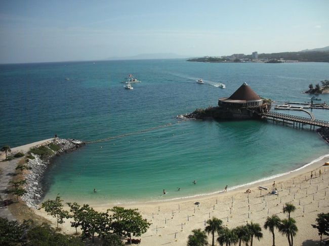 ５連泊もすると天気による海の表情の違いが分かる。毎朝、目覚めてすぐにバルコニーに出て「今日の天気と今日の海」を見るのが楽しみである。今朝は南風が吹いてきて波が収まり、実に静かな海（写真）である。