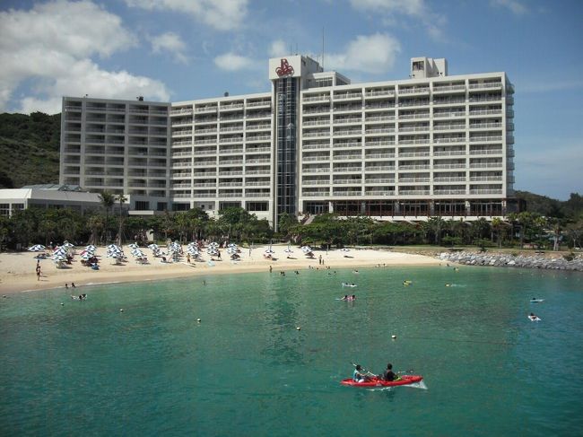 我々夫婦はPADYのオープンウオーターダイビングのライセンスは既に持っている。しかし、ほとんどペーパーダイバーで全く自信がない。よって、とりあえず体験ダイビングをして感覚を取り戻す。写真：レンタルの２人乗りカヌー