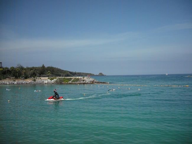 安心・安全で極めて懇切丁寧なダイビング指導に満足し、久しぶりにダイビングの楽しさを体験する。耳抜きも問題なくクリア。しかし、この体験ダイビングはBCDを使わない簡易版なので、これだけではとても自立できない。写真：レンタルのジェットスキー